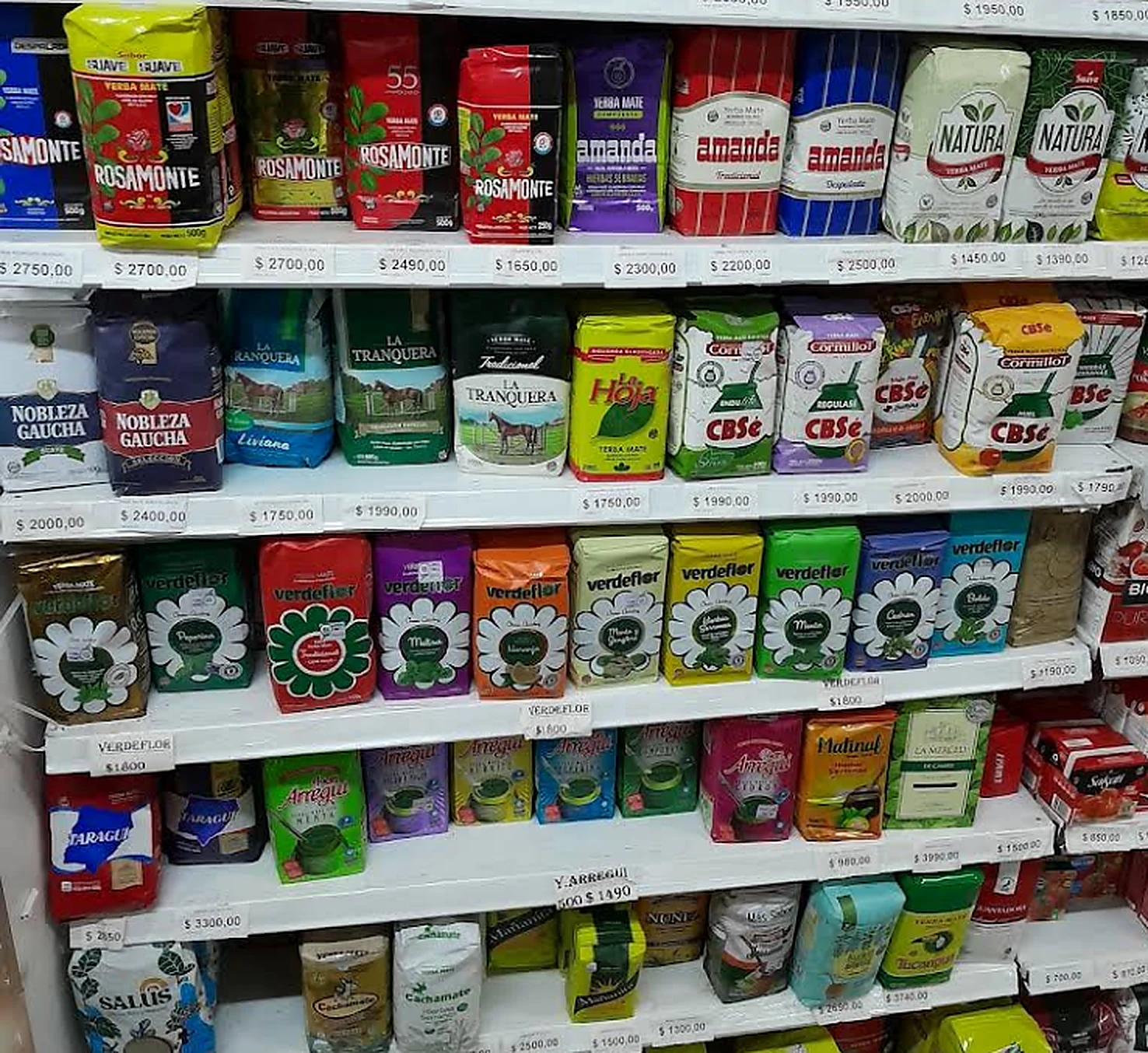 Góndola de yerbas mate con más de treinta marcas