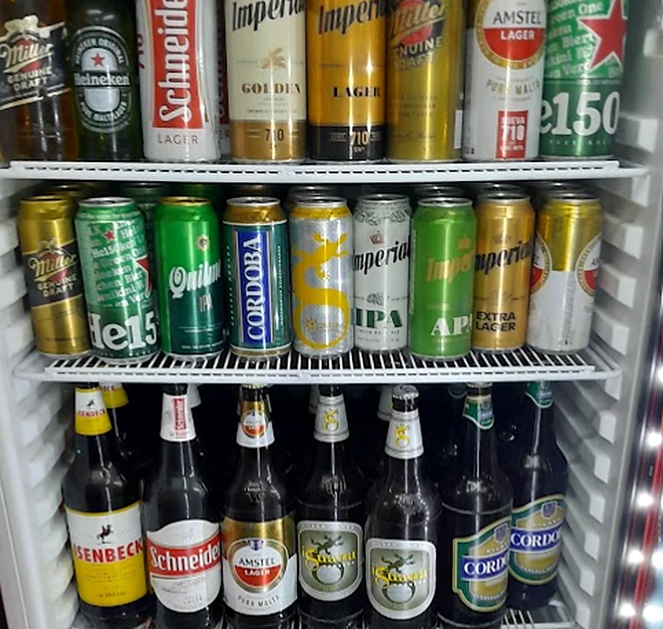 Heladera con cervezas nacionales e importadas bien frías