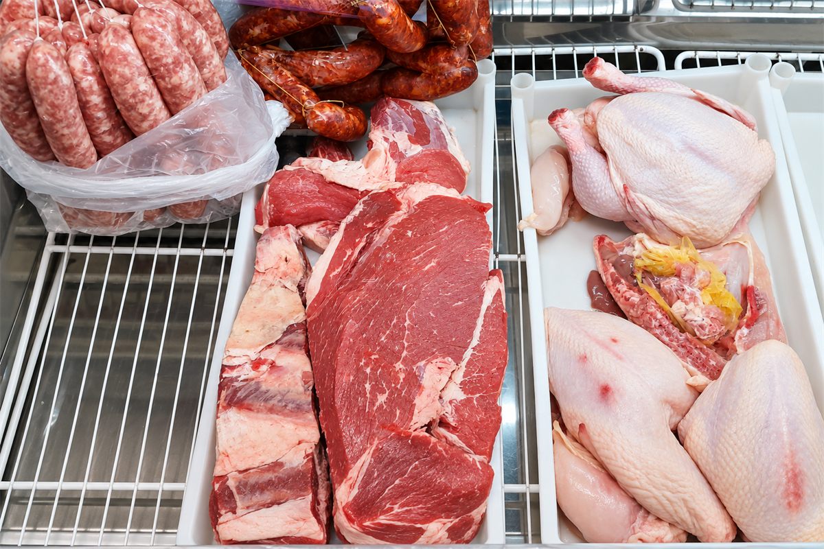 Mostrador de carnicería con cortes vacunos, pollo y chorizos