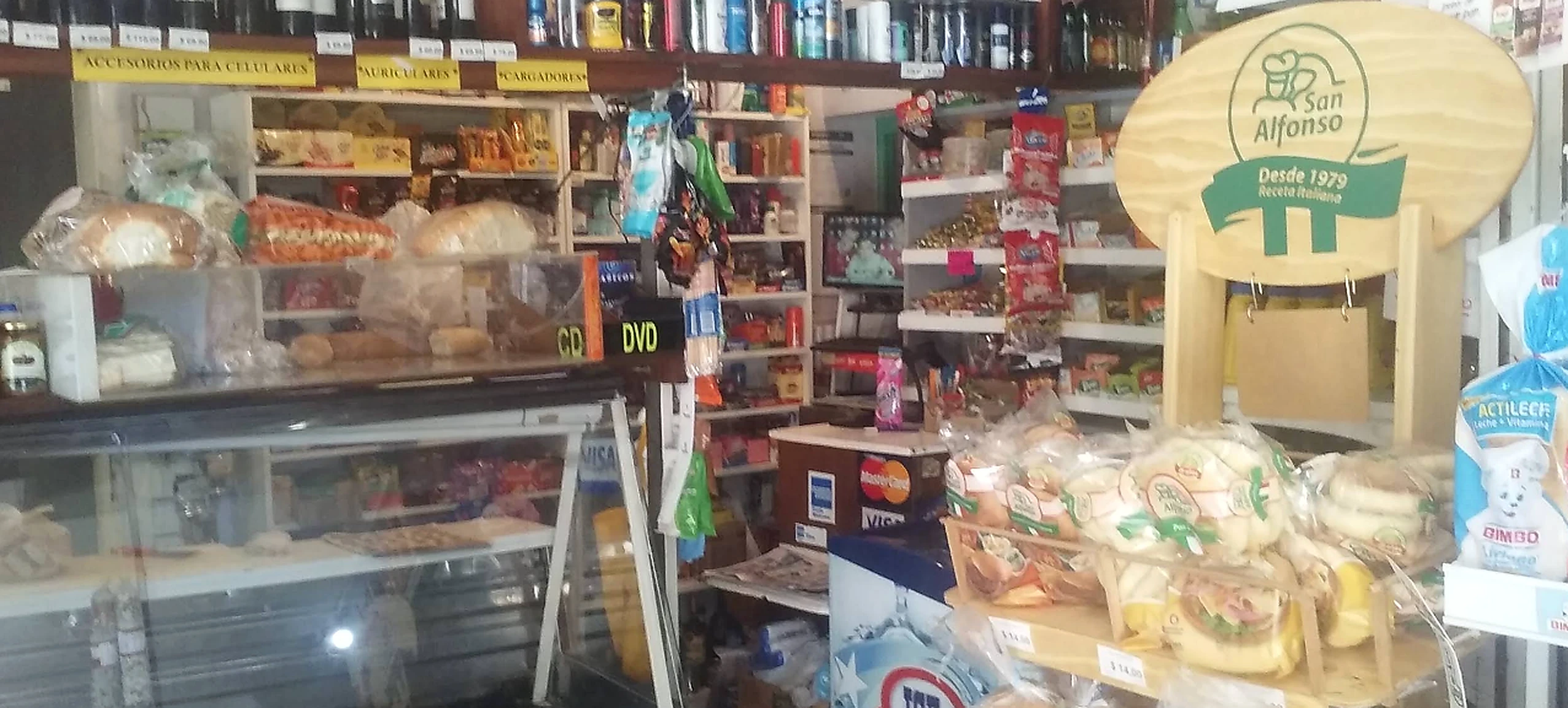 Interior de Super Farias: góndolas, panificados, fiambrería y mostrador