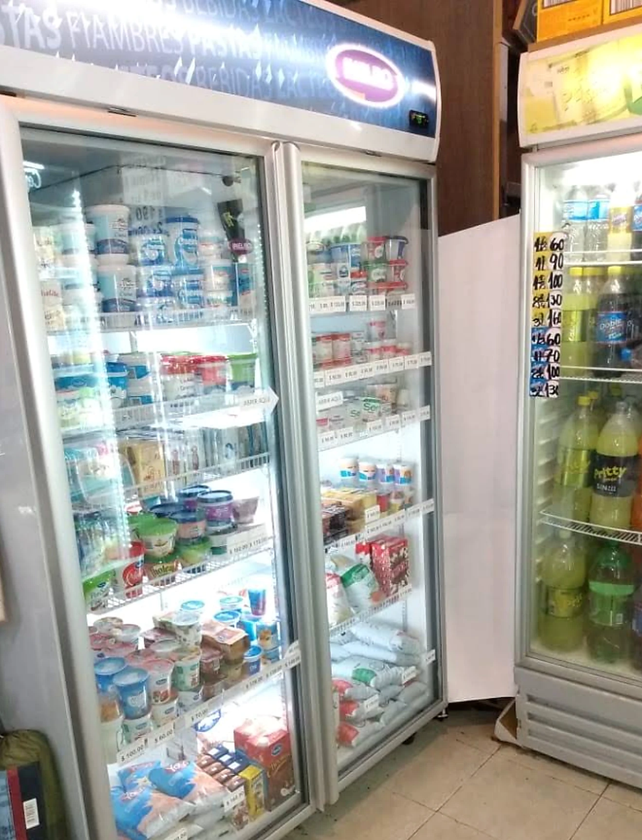 Heladera de lácteos con yogures, quesos y postres