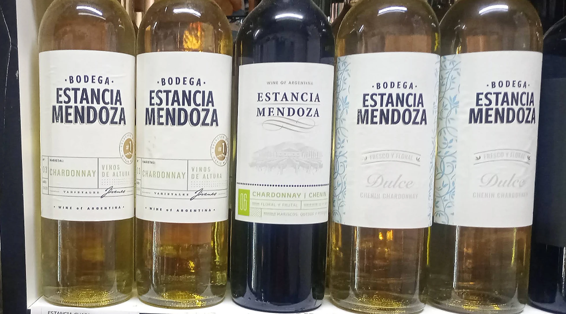 Estantería de vinos argentinos Bodega Estancia Mendoza